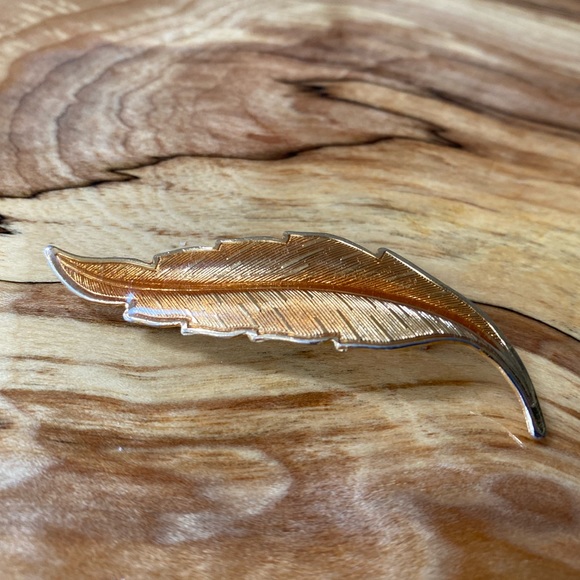 Golden Feather Brooch - Picture 5 of 7